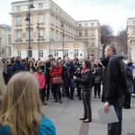 Przed bramą Uniwersytetu Warszawskiego