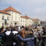 Spacer zbliża się do budynku Arsenału